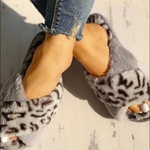 Gray Fuzzy Leopard Crossband Slippers NWT Soft Plush Open Toe House Shoes